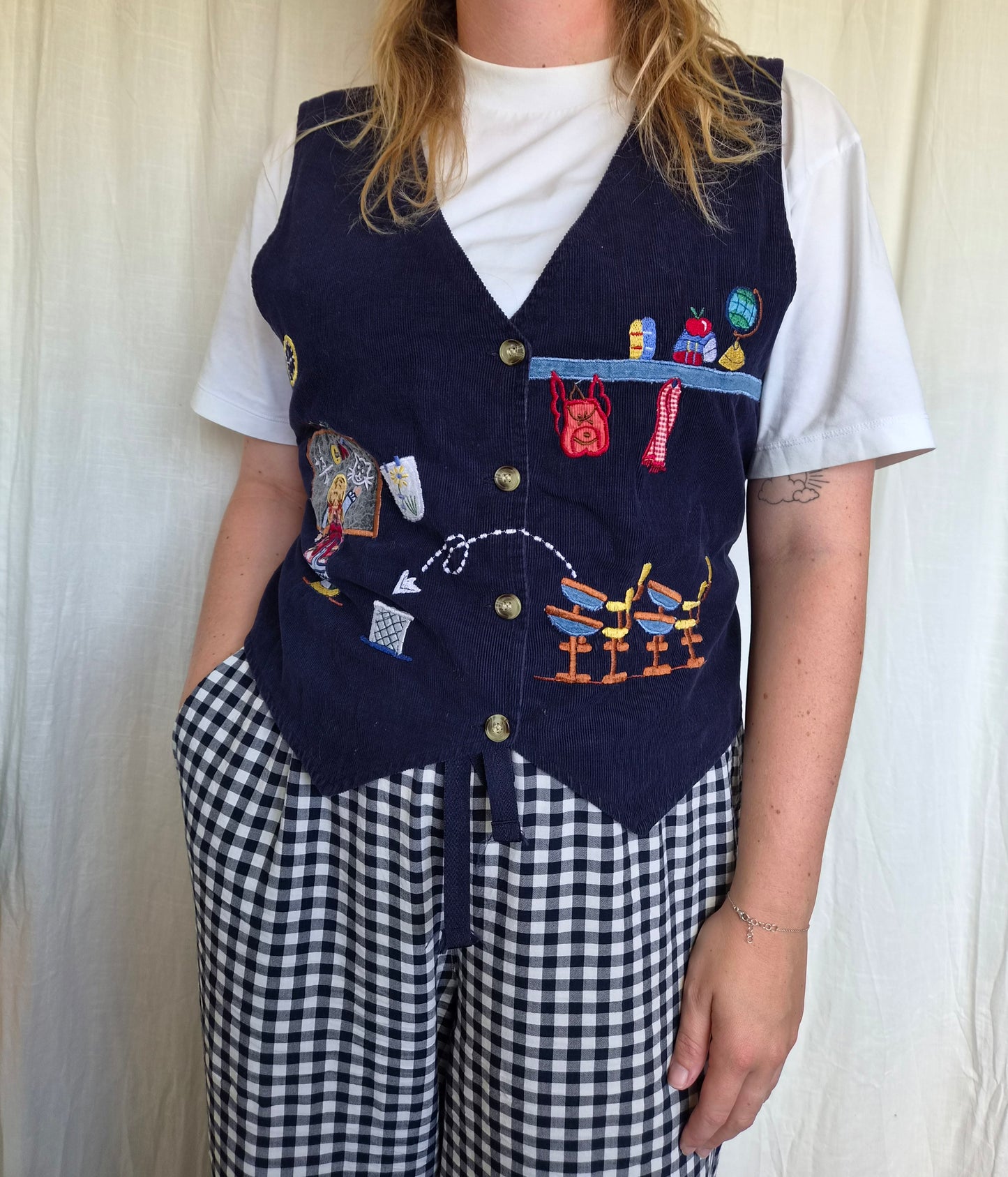 🪑 Front Row Favourite - vintage gilet with embroidered classroom details - size M/L