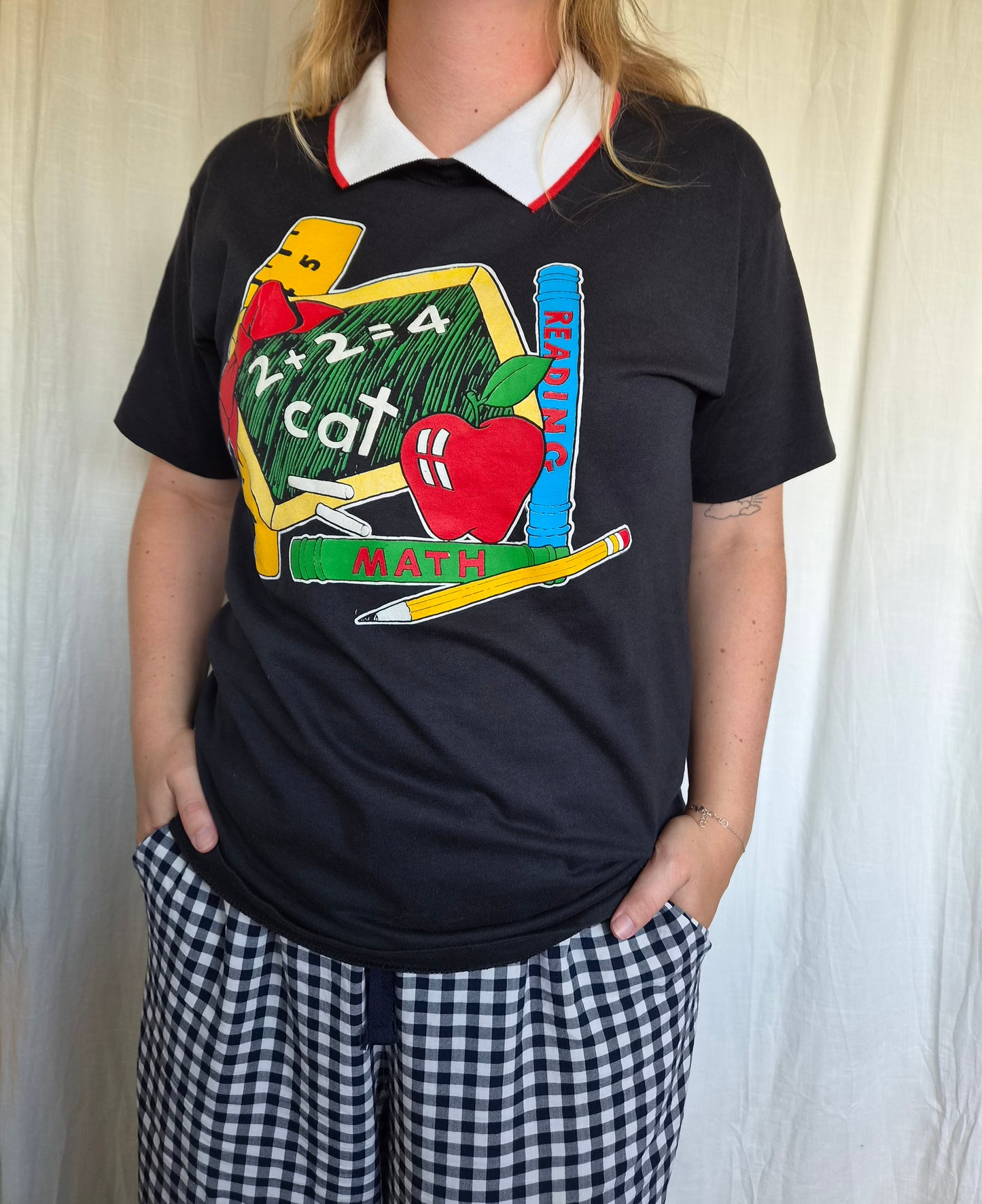 🍏 The Teacher's Off-Duty Tee - vintage t-shirt with school images - size L