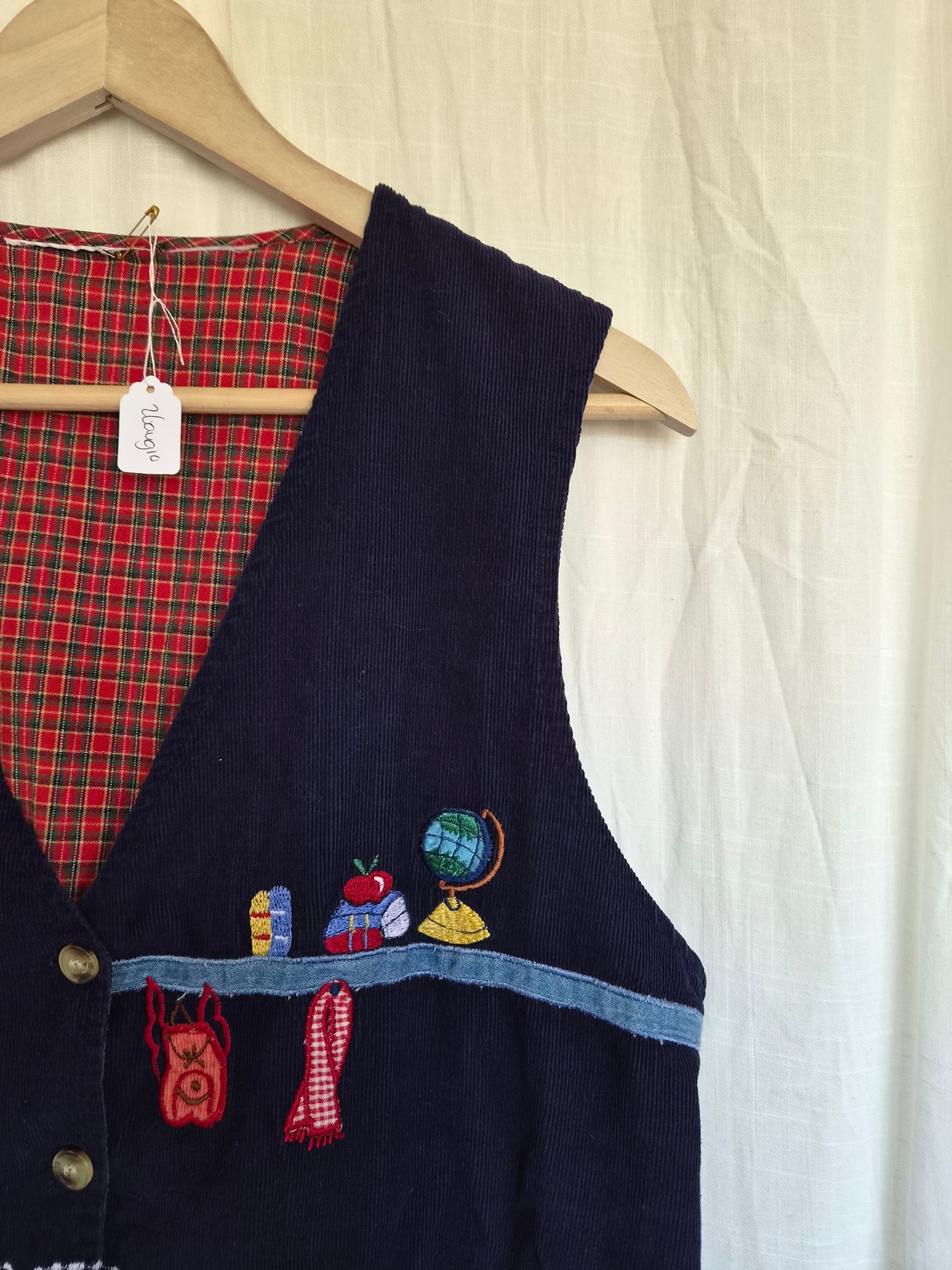 🪑 Front Row Favourite - vintage gilet with embroidered classroom details - size M/L