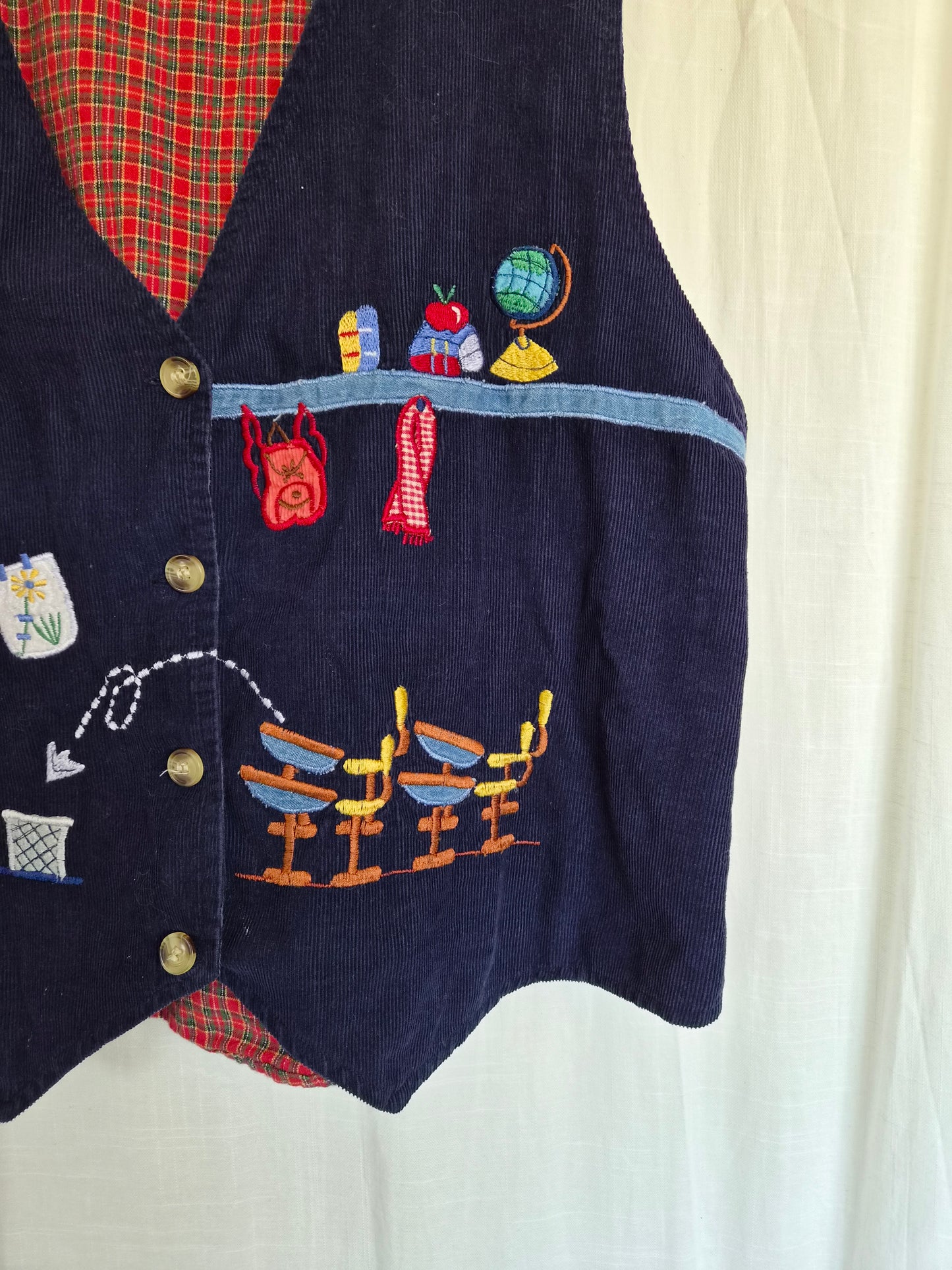 🪑 Front Row Favourite - vintage gilet with embroidered classroom details - size M/L