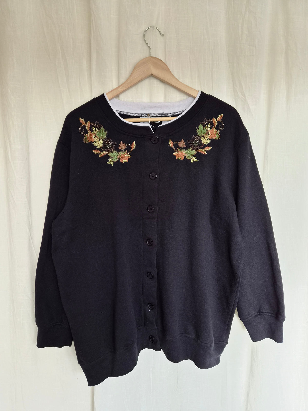 🍂 A Walk Through the Leaves - vintage black cardigan with embroidered leaves - size XL
