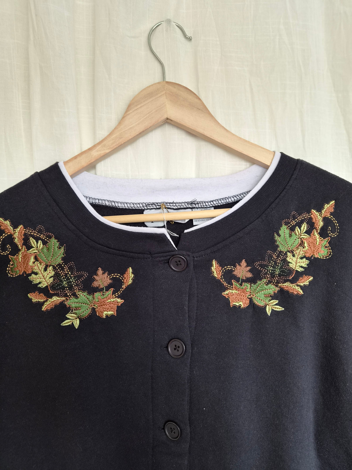 🍂 A Walk Through the Leaves - vintage black cardigan with embroidered leaves - size XL