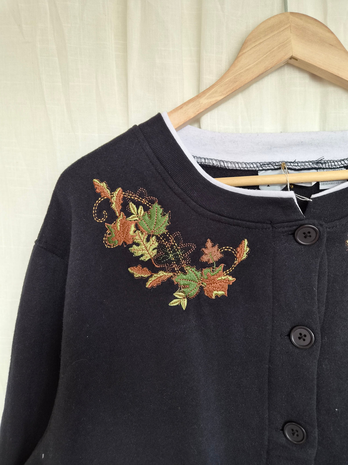 🍂 A Walk Through the Leaves - vintage black cardigan with embroidered leaves - size XL