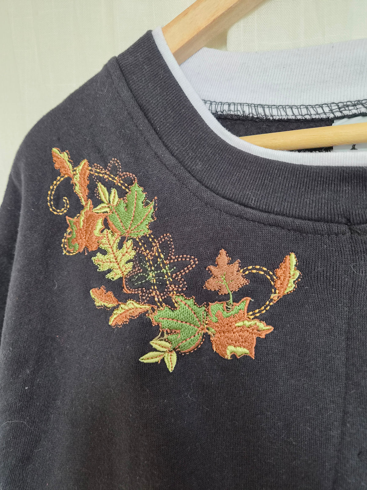 🍂 A Walk Through the Leaves - vintage black cardigan with embroidered leaves - size XL