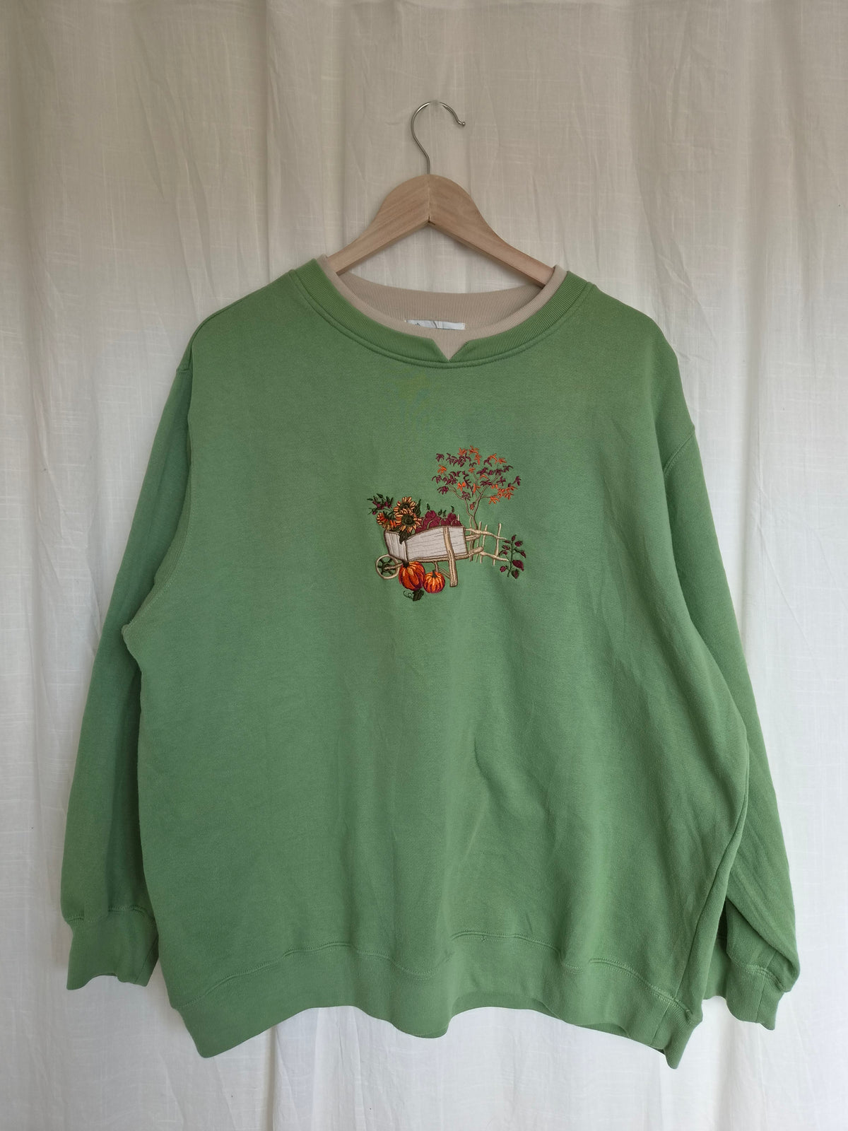 🍎 A Basket Full of Autumn - green vintage crewneck sweater with embroidered autumn details - size XL/XXL