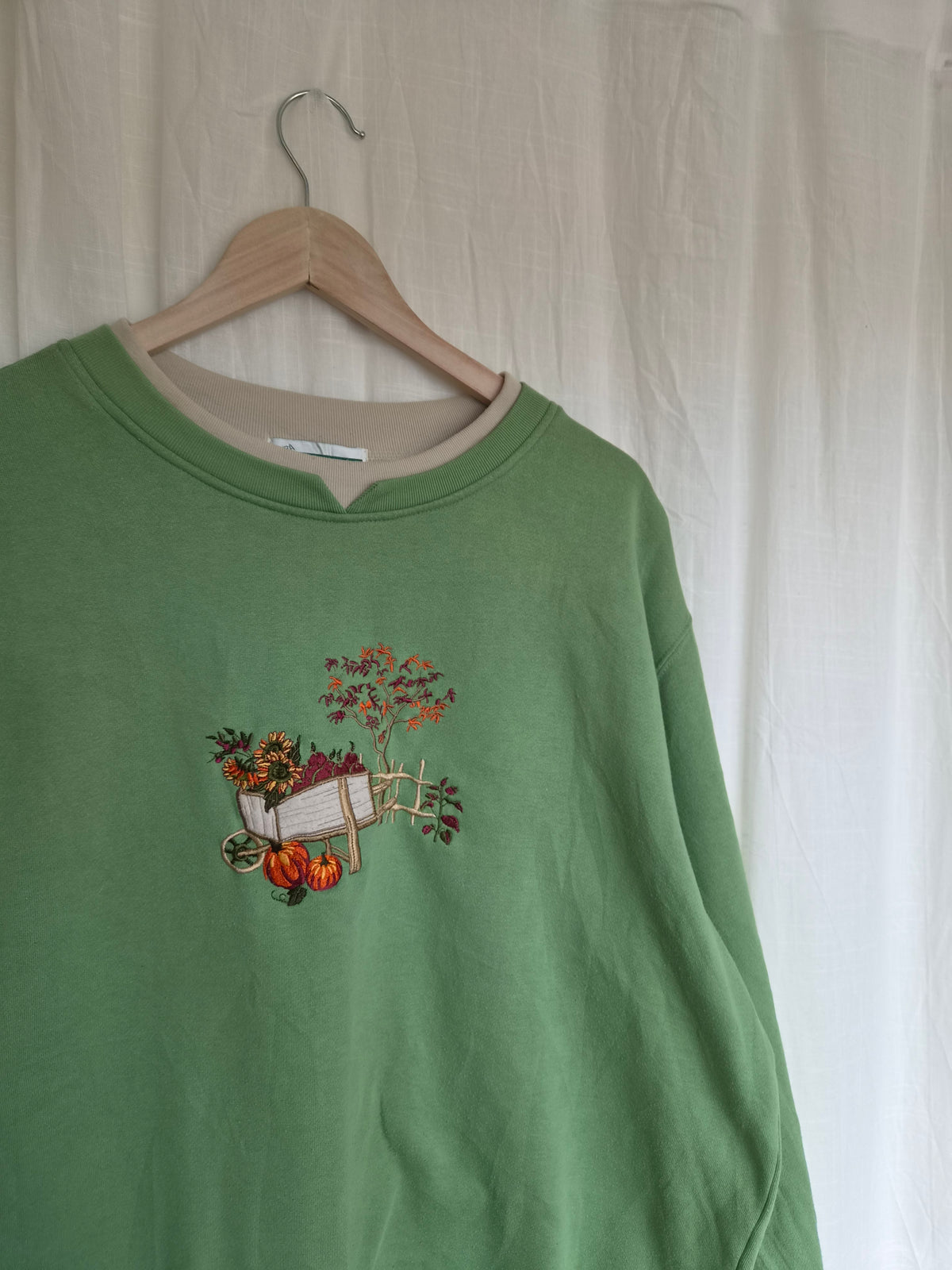 🍎 A Basket Full of Autumn - green vintage crewneck sweater with embroidered autumn details - size XL/XXL