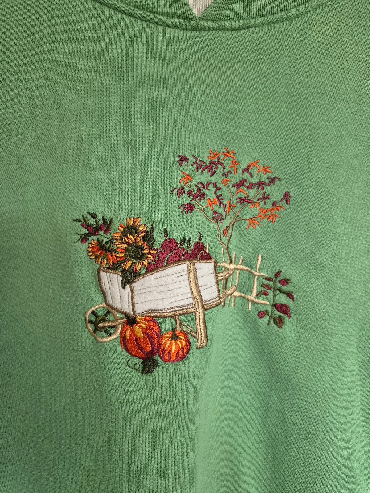 🍎 A Basket Full of Autumn - green vintage crewneck sweater with embroidered autumn details - size XL/XXL