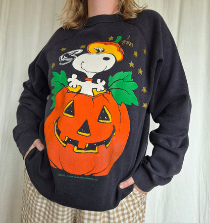 👻 A Peanuts Halloween - vintage Halloween crewneck sweater with Snoopy coming out of a pumpkin (Perfectly Imperfect) - size L