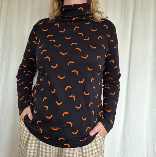🦇 The Little Bat Layer - vintage black turtleneck with orange bats - size L
