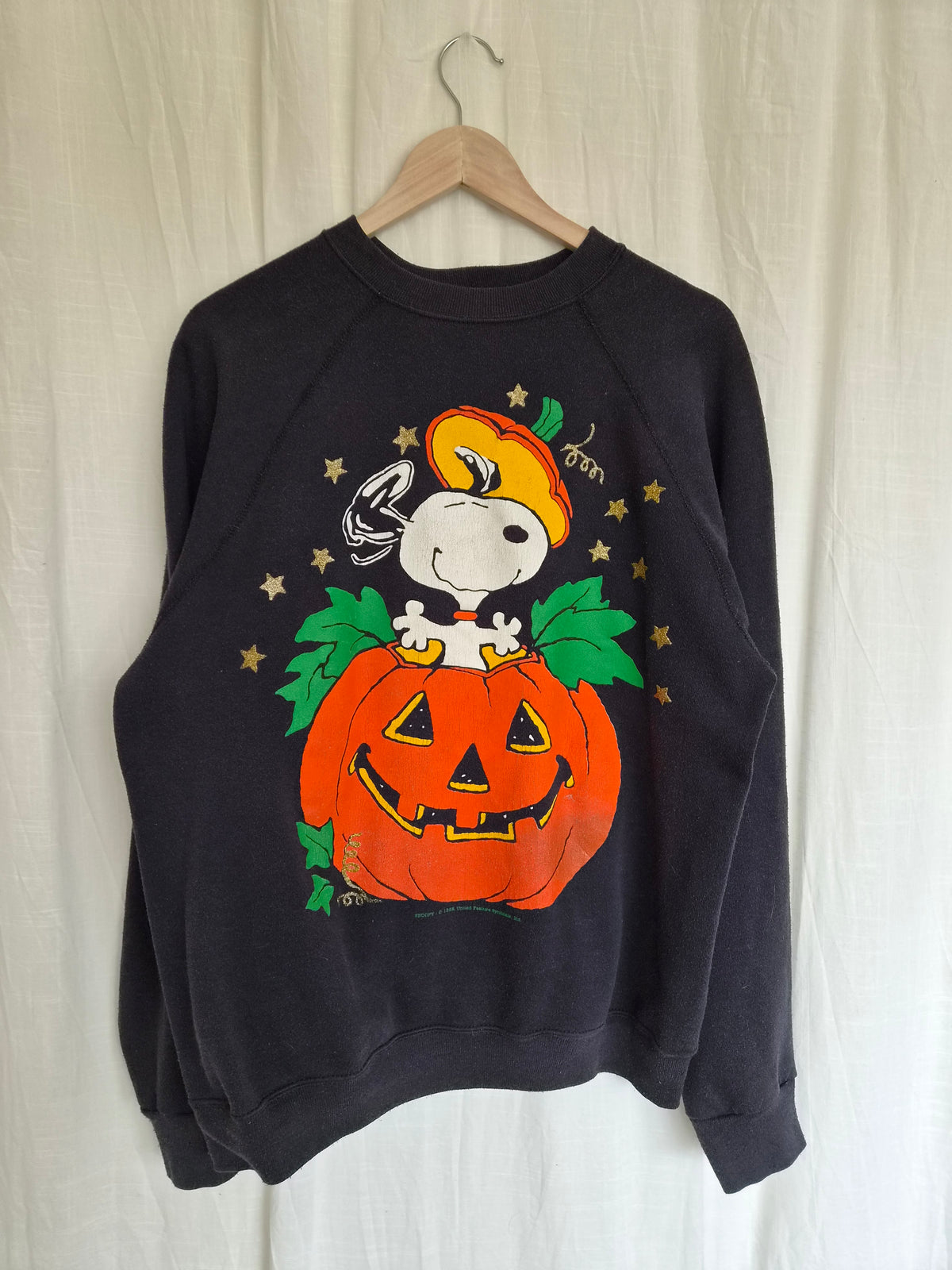 👻 A Peanuts Halloween - vintage Halloween crewneck sweater with Snoopy coming out of a pumpkin (Perfectly Imperfect) - size L