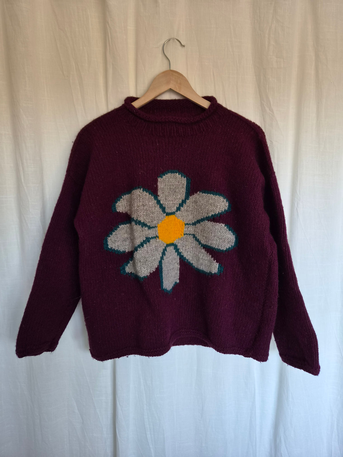 🧶 The Woodland Flower - vintage deep purple handmade knit with daisy flower - size M/L