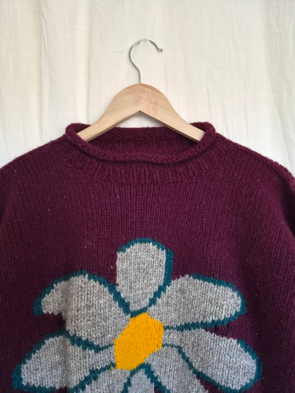 🧶 The Woodland Flower - vintage deep purple handmade knit with daisy flower - size M/L