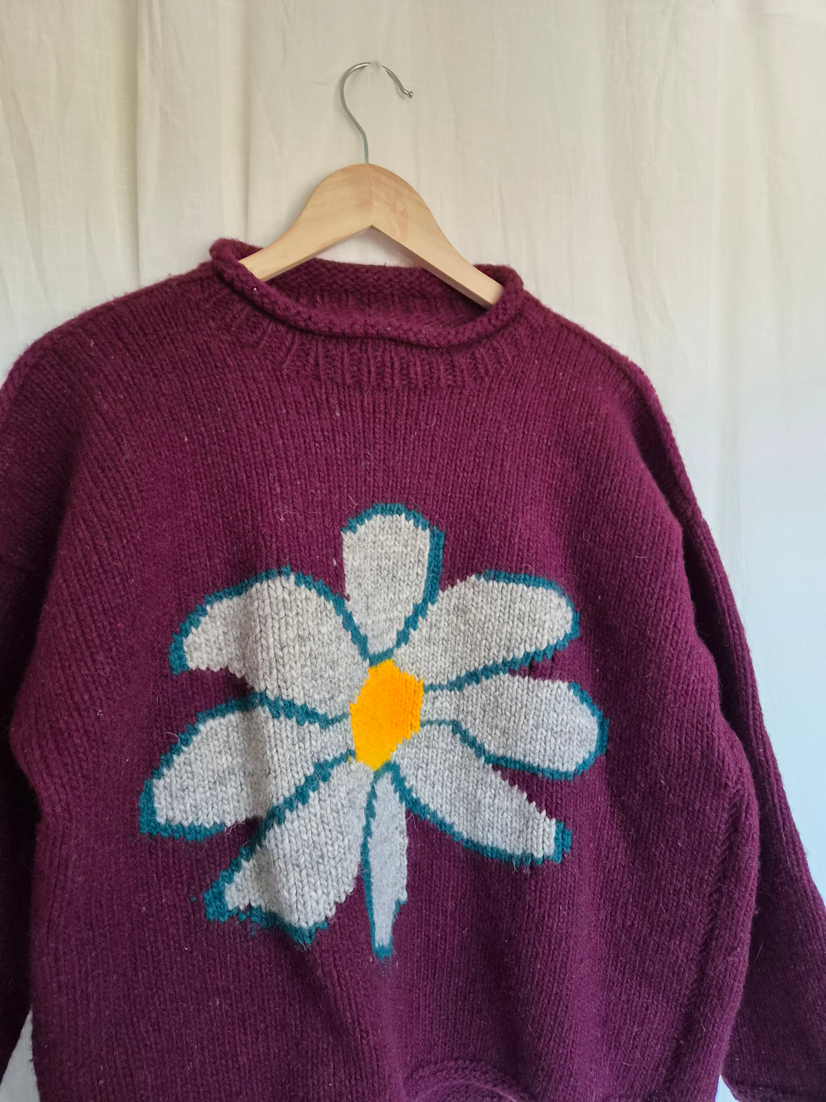 🧶 The Woodland Flower - vintage deep purple handmade knit with daisy flower - size M/L