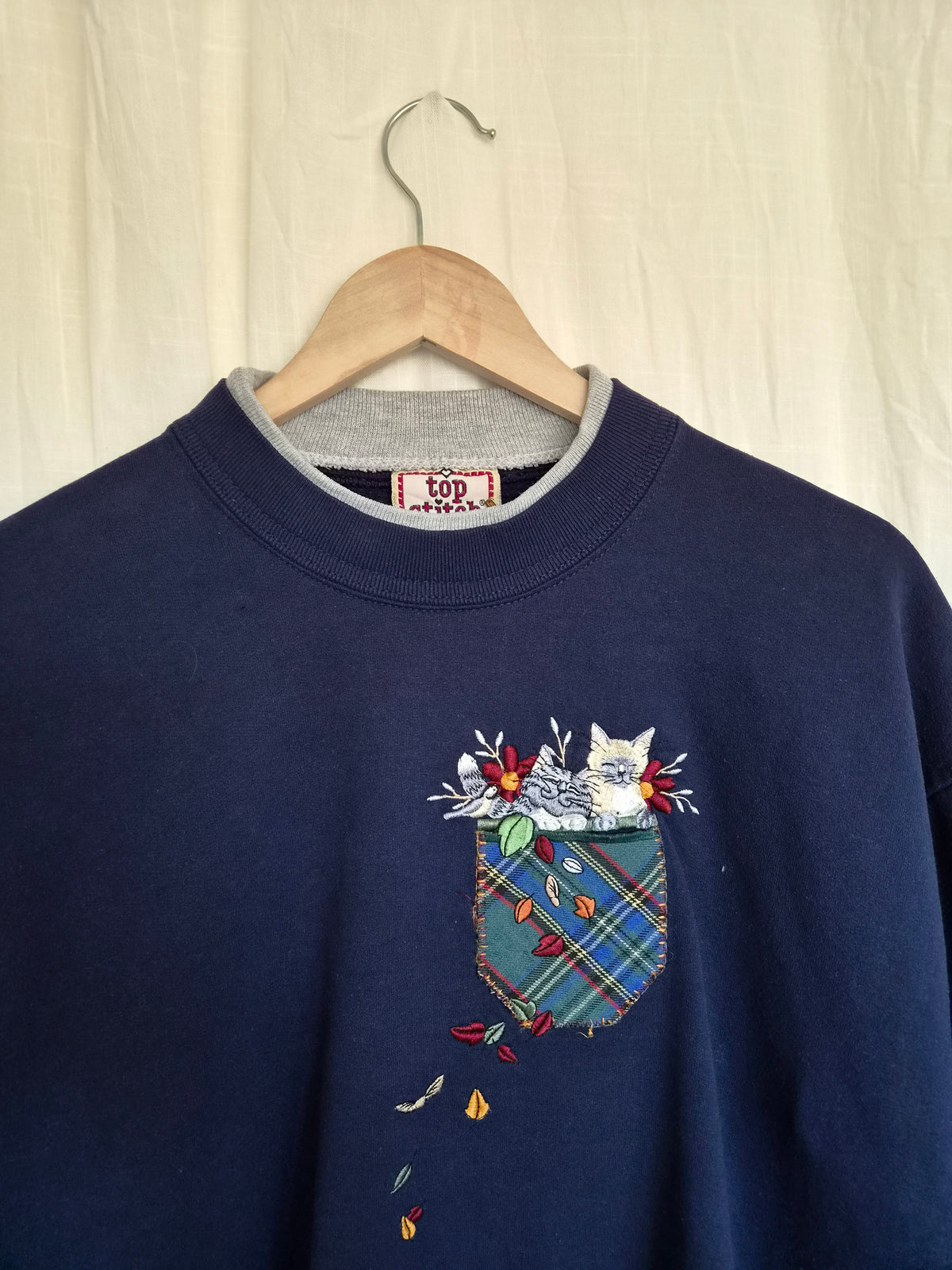 🍂 A Pocketful of Autumn Magic - vintage navy crewneck sweater with embroidered cats and autumn leaves - size L