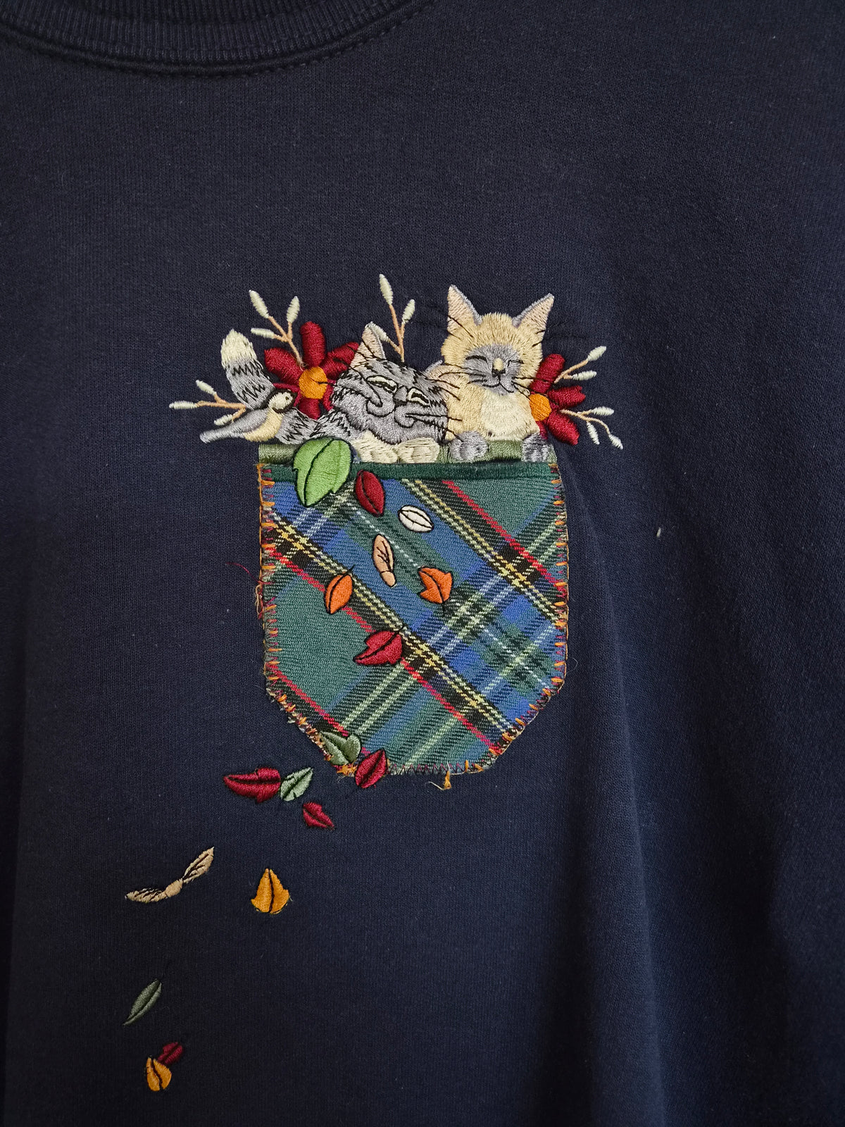 🍂 A Pocketful of Autumn Magic - vintage navy crewneck sweater with embroidered cats and autumn leaves - size L