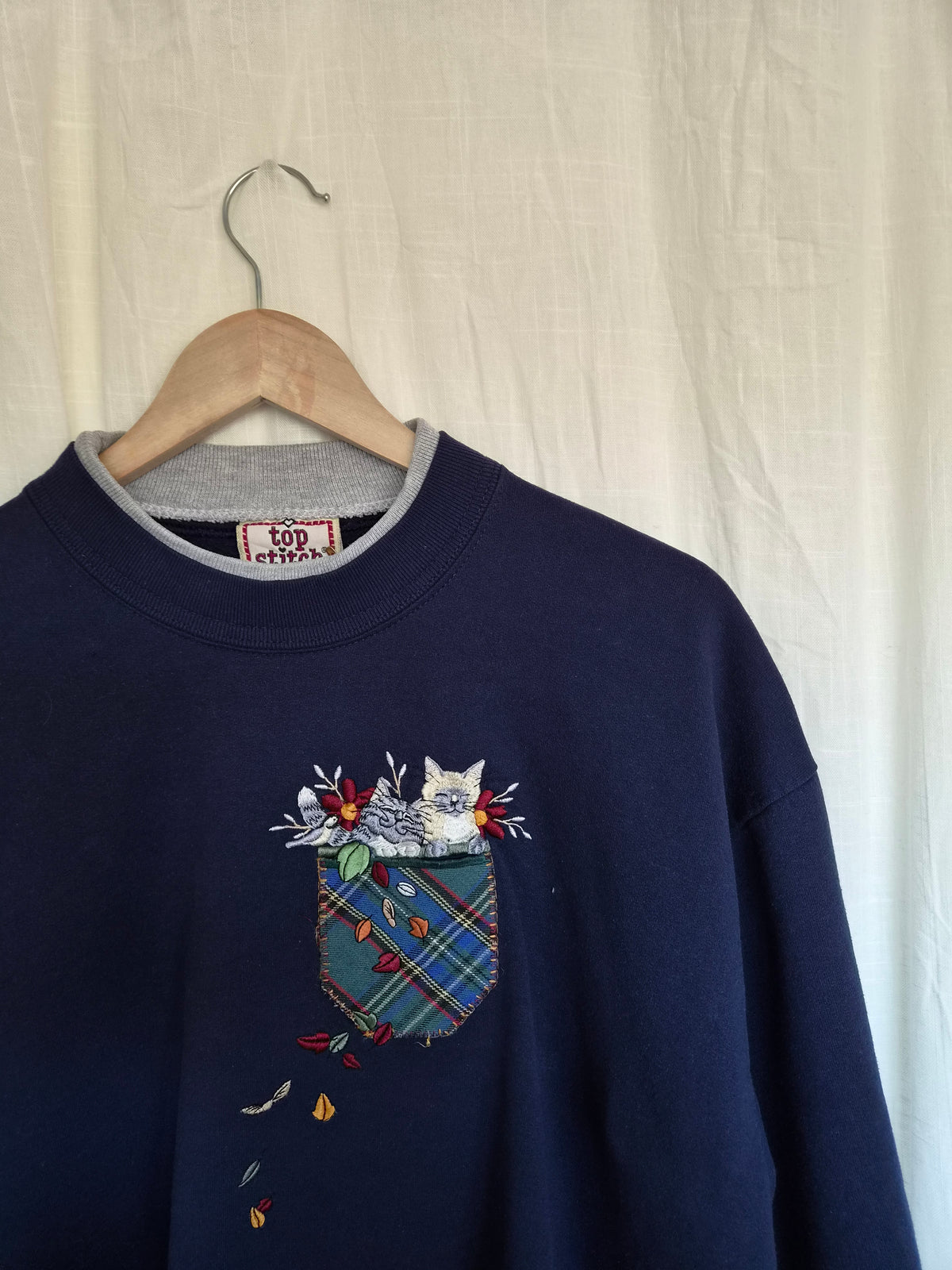 🍂 A Pocketful of Autumn Magic - vintage navy crewneck sweater with embroidered cats and autumn leaves - size L