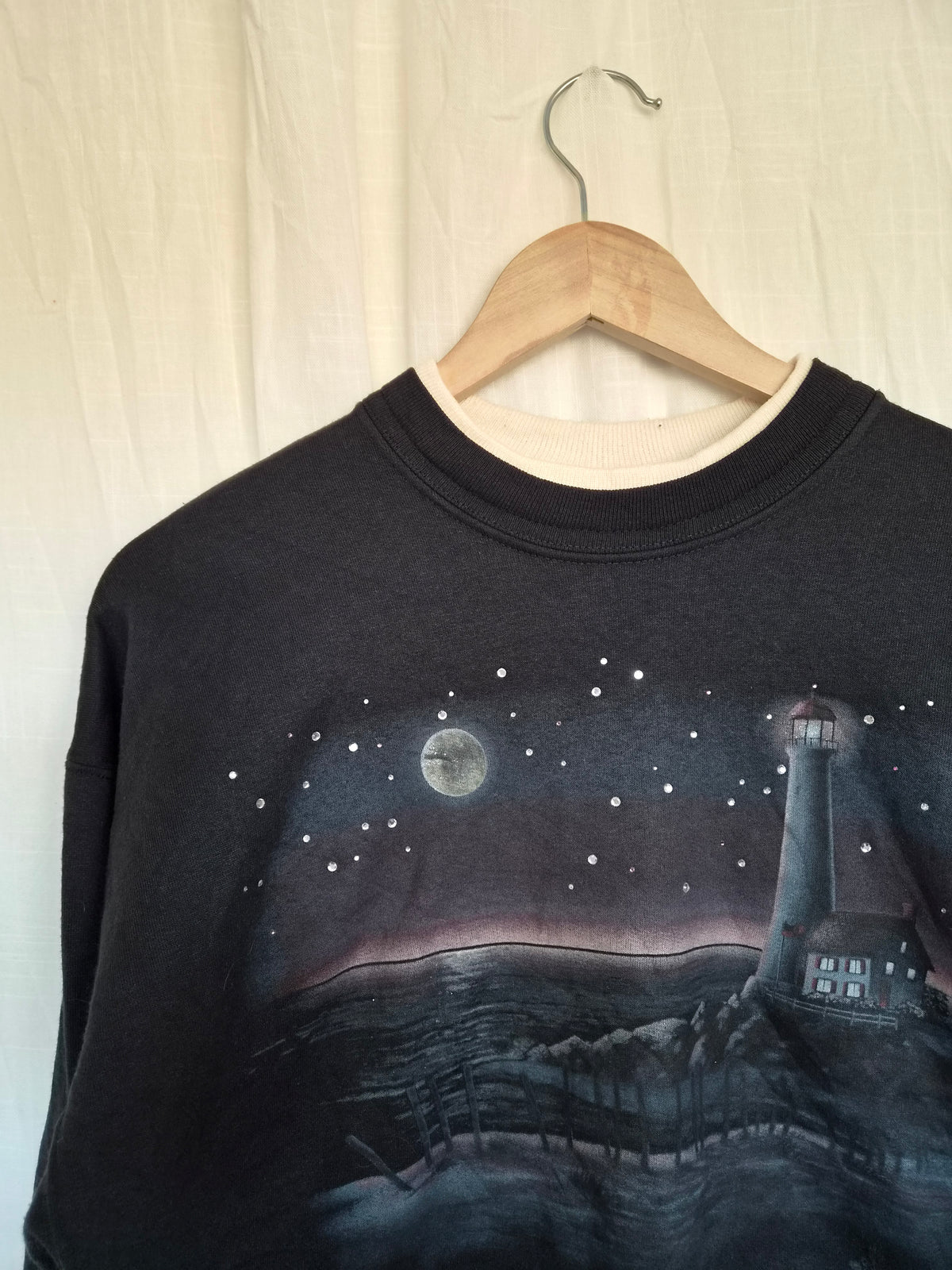 🕯️ Where the Moon Meets the Sea - vintage crewneck sweater with lighthouse and seascape - size L