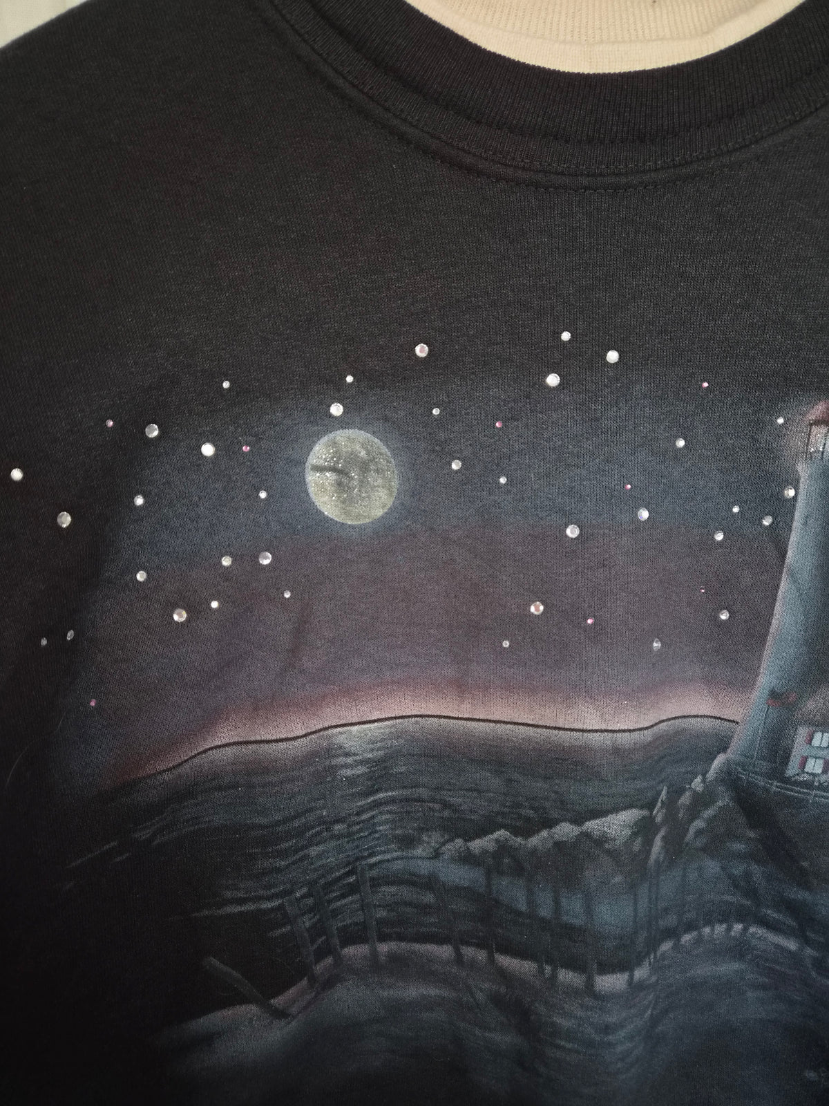 🕯️ Where the Moon Meets the Sea - vintage crewneck sweater with lighthouse and seascape - size L
