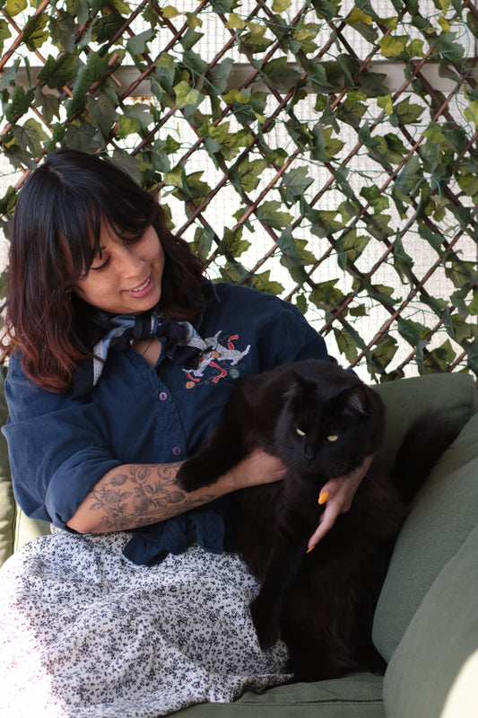 🐈 Whiskers at Play - vintage navy blue corduroy shirt with embroidered cats - size L