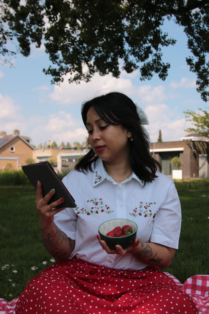 🍓 The Sweetest Thing - vintage blouse with embroidered strawberries - size M