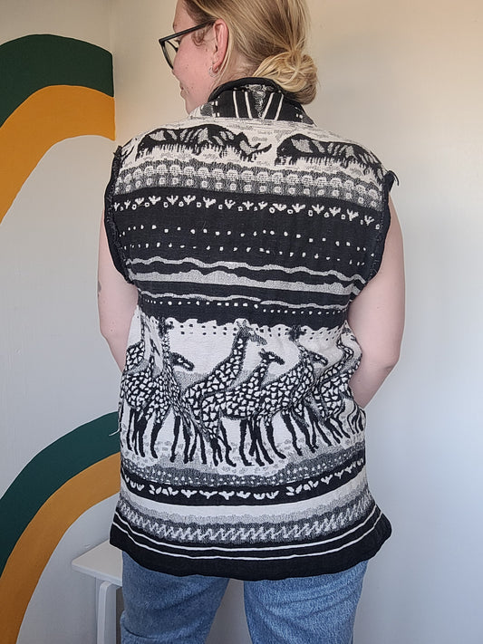 The Quiet Safari 🦒 - vintage tapestry bodywarmer met giraffes / safari afbeelding - maat L