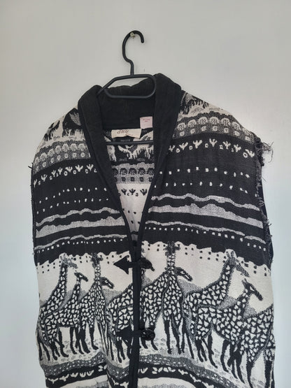 The Quiet Safari 🦒 - vintage tapestry bodywarmer met giraffes / safari afbeelding - maat L