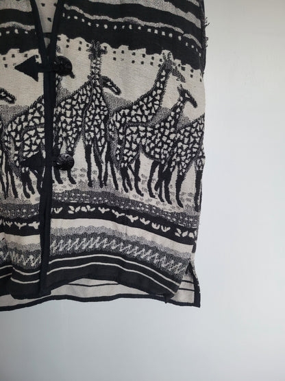 The Quiet Safari 🦒 - vintage tapestry bodywarmer met giraffes / safari afbeelding - maat L