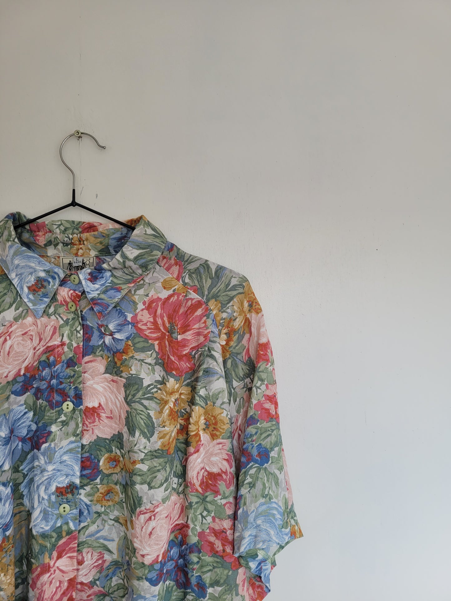 Like a Painting - vintage blouse met opvallend, maar zacht, bloemenpatroon - maat L