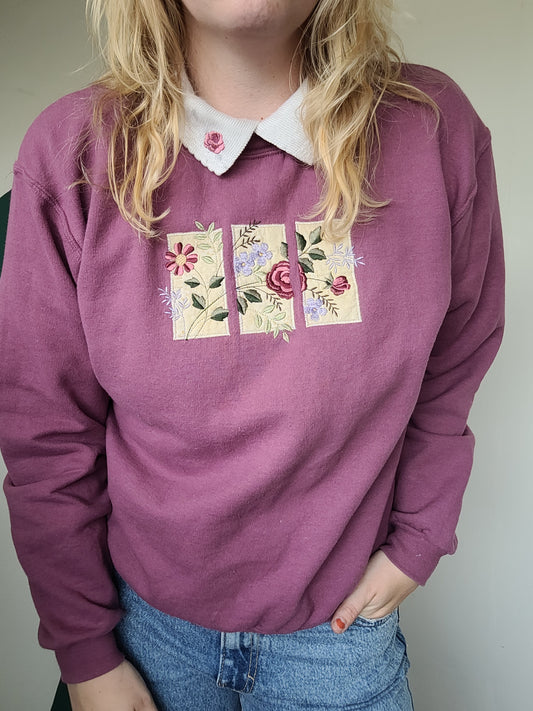Whispering Garden Spells - vintage crewneck sweater met geborduurde bloemen details en lief kraagje - maat M