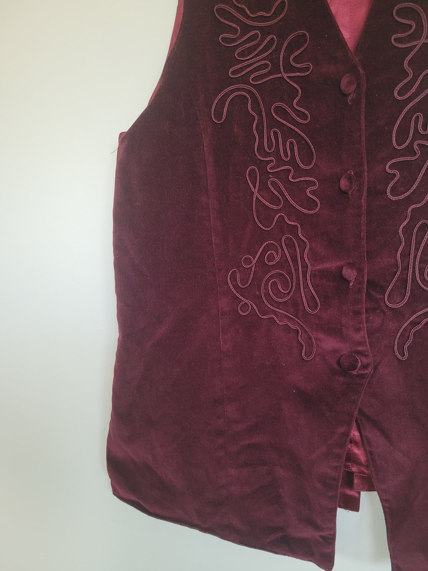 Velvet Sundown 🍷- vintage dieprood gilet van velvet stof - maat L