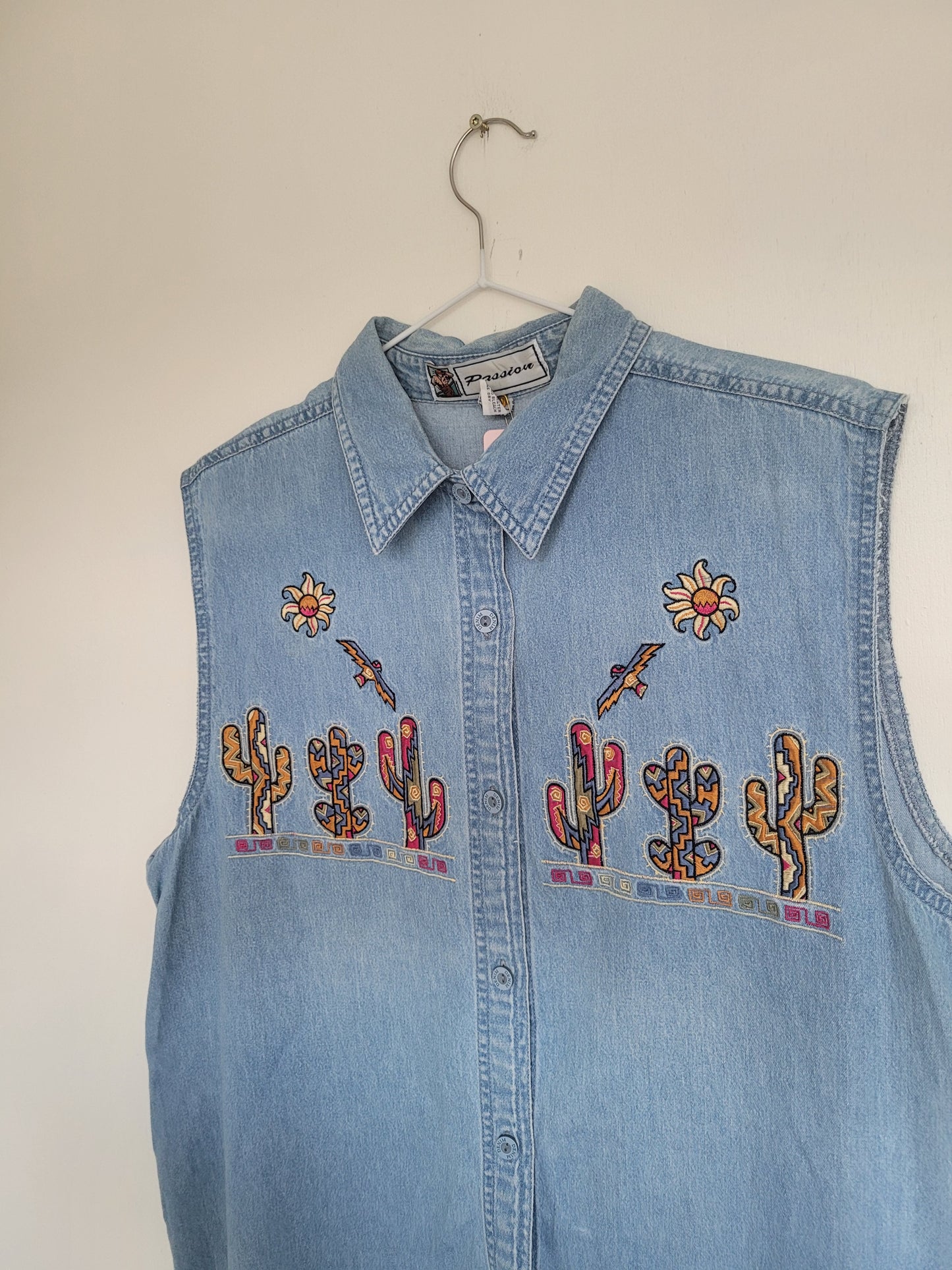 Sunset Stitch 🌞 - vintage denim gilet/blouse met geborduurde cactussen - maat M/L/XL