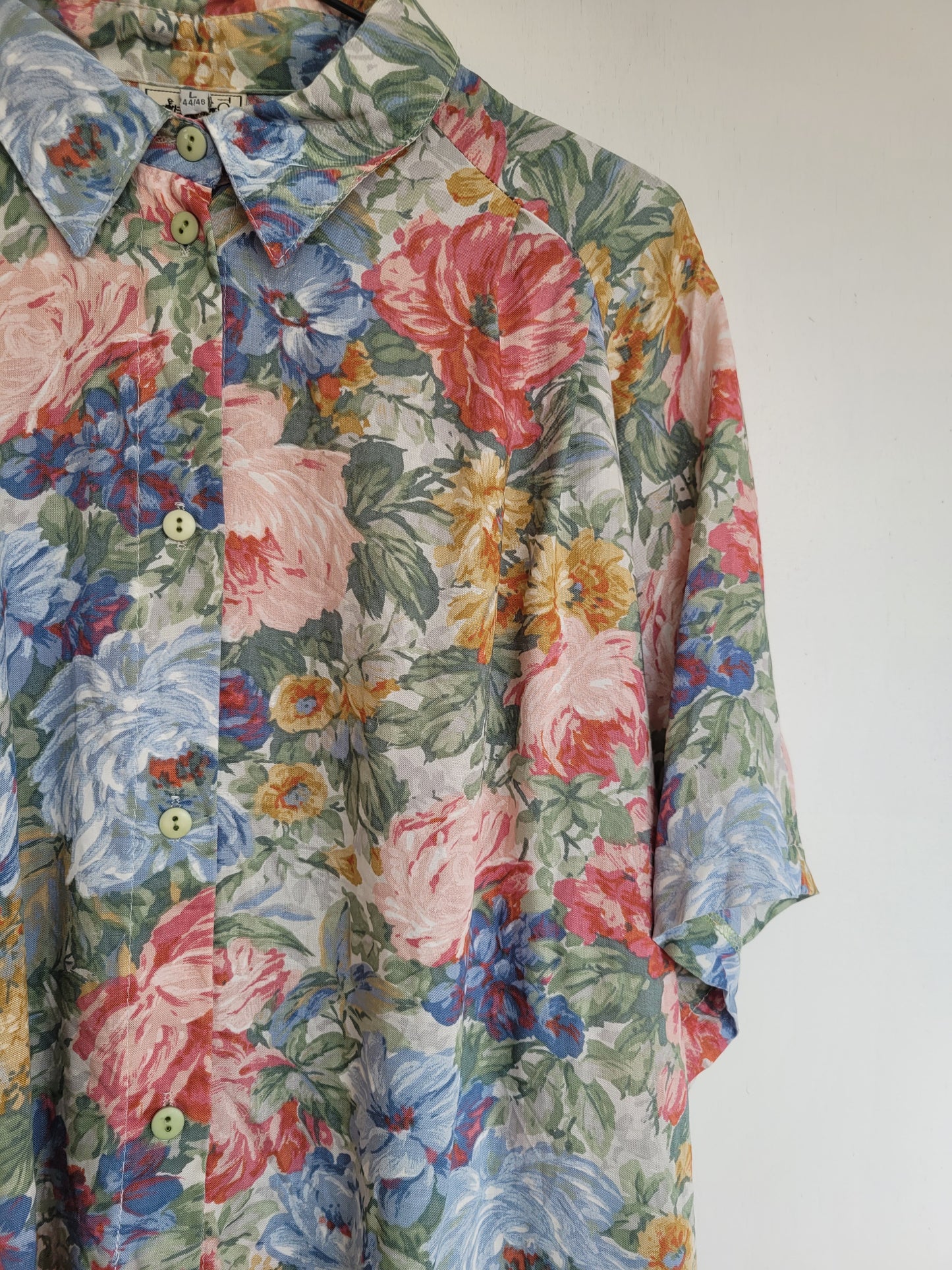 Like a Painting - vintage blouse met opvallend, maar zacht, bloemenpatroon - maat L