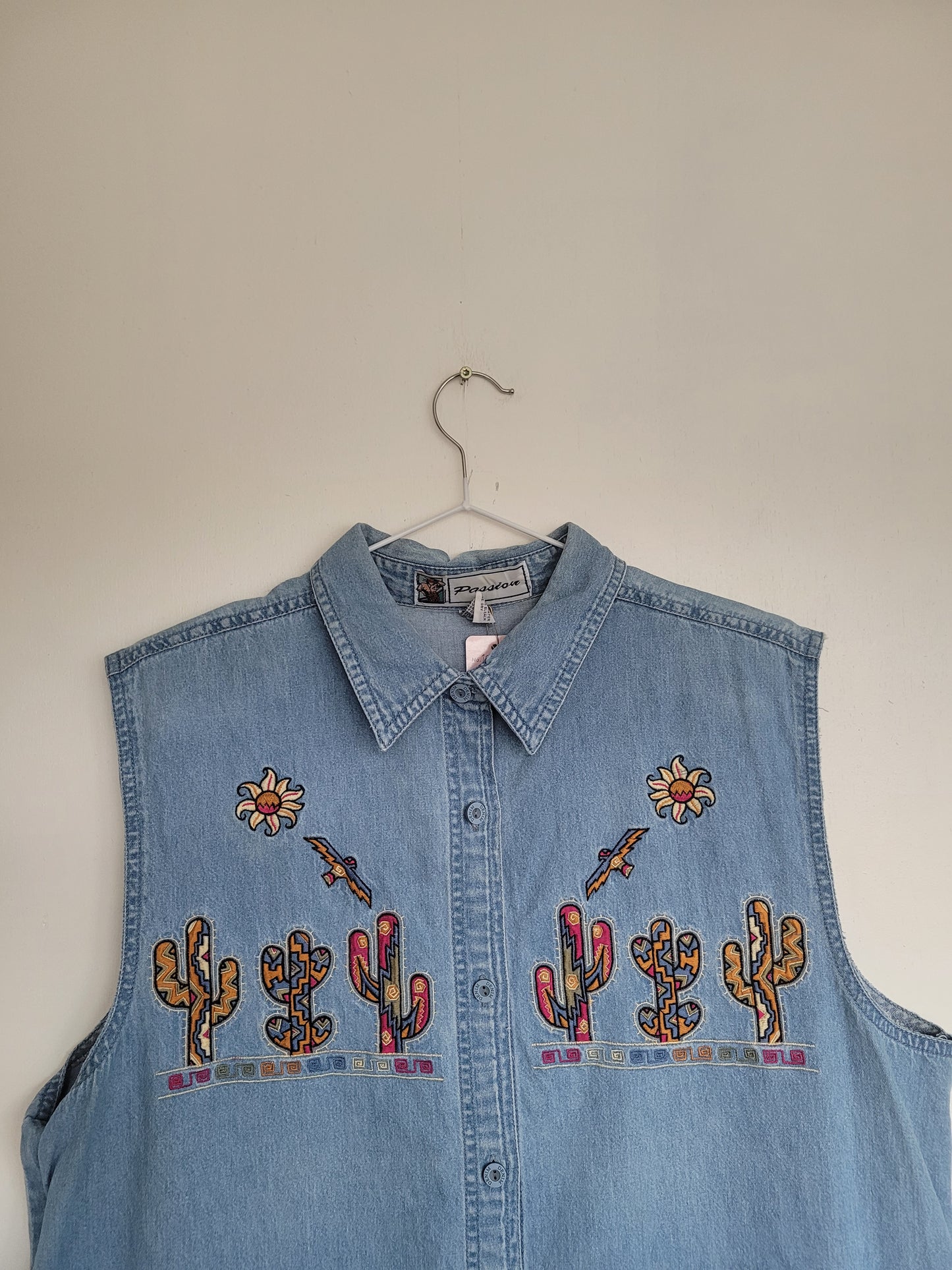 Sunset Stitch 🌞 - vintage denim gilet/blouse met geborduurde cactussen - maat M/L/XL