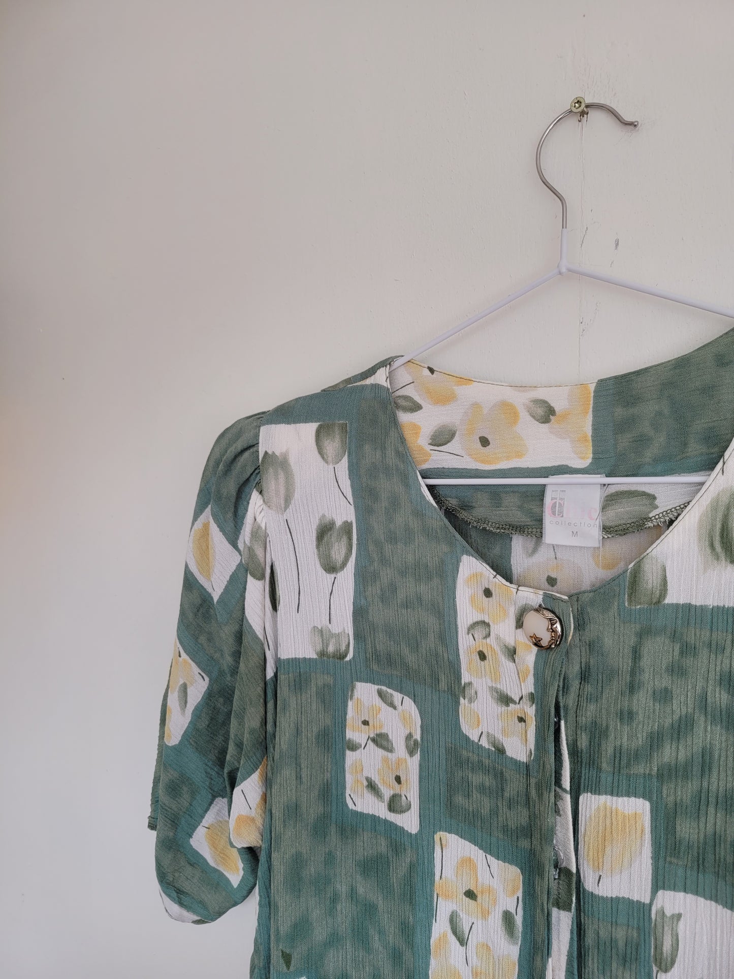 Green Tulips - elegante vintage blouse met lichtgroen bloemen patroon - maat M