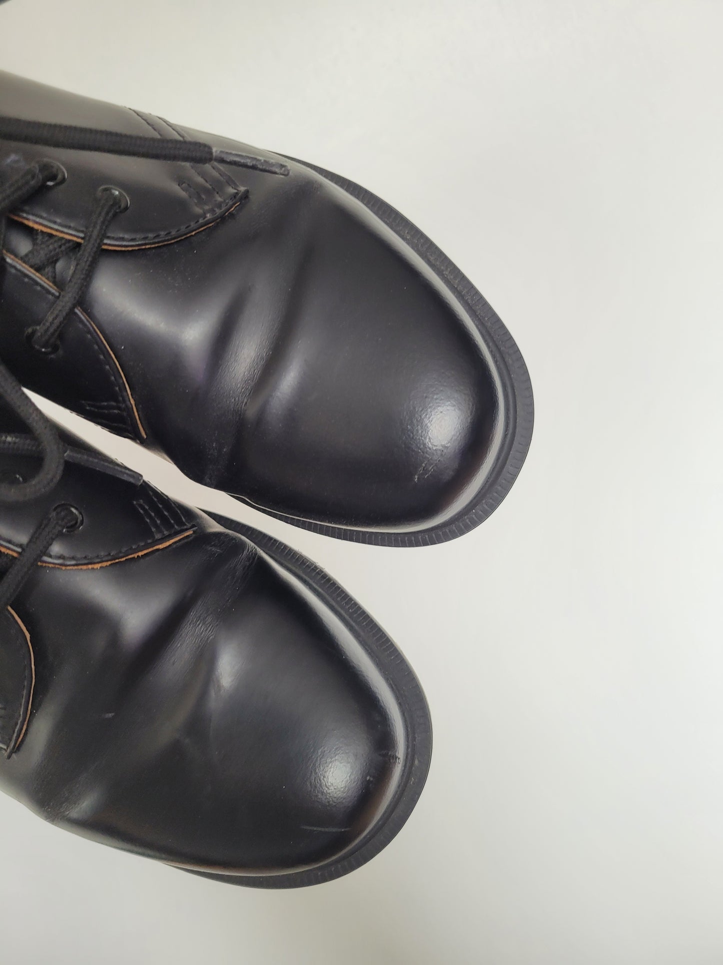 Ink & Soles - lage Dr. Martens in lakzwarte kleur - maat 39