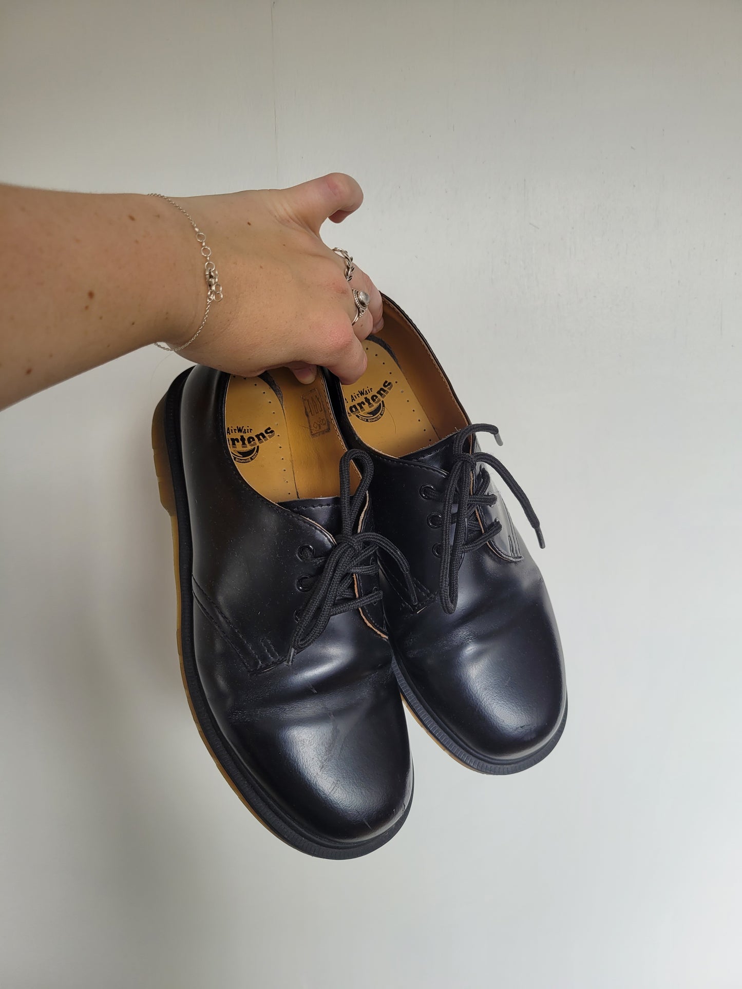Ink & Soles - lage Dr. Martens in lakzwarte kleur - maat 39