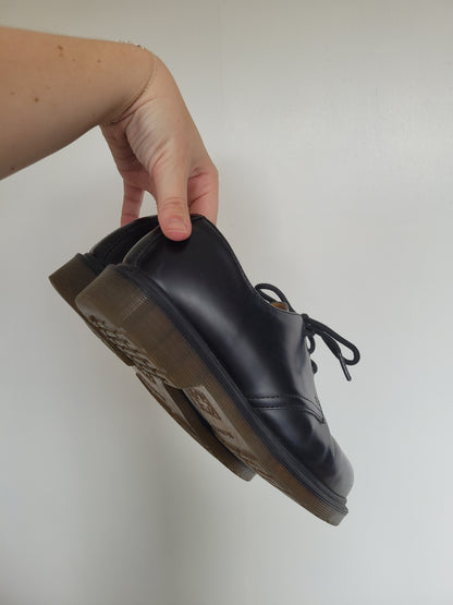 Ink & Soles - lage Dr. Martens in lakzwarte kleur - maat 39
