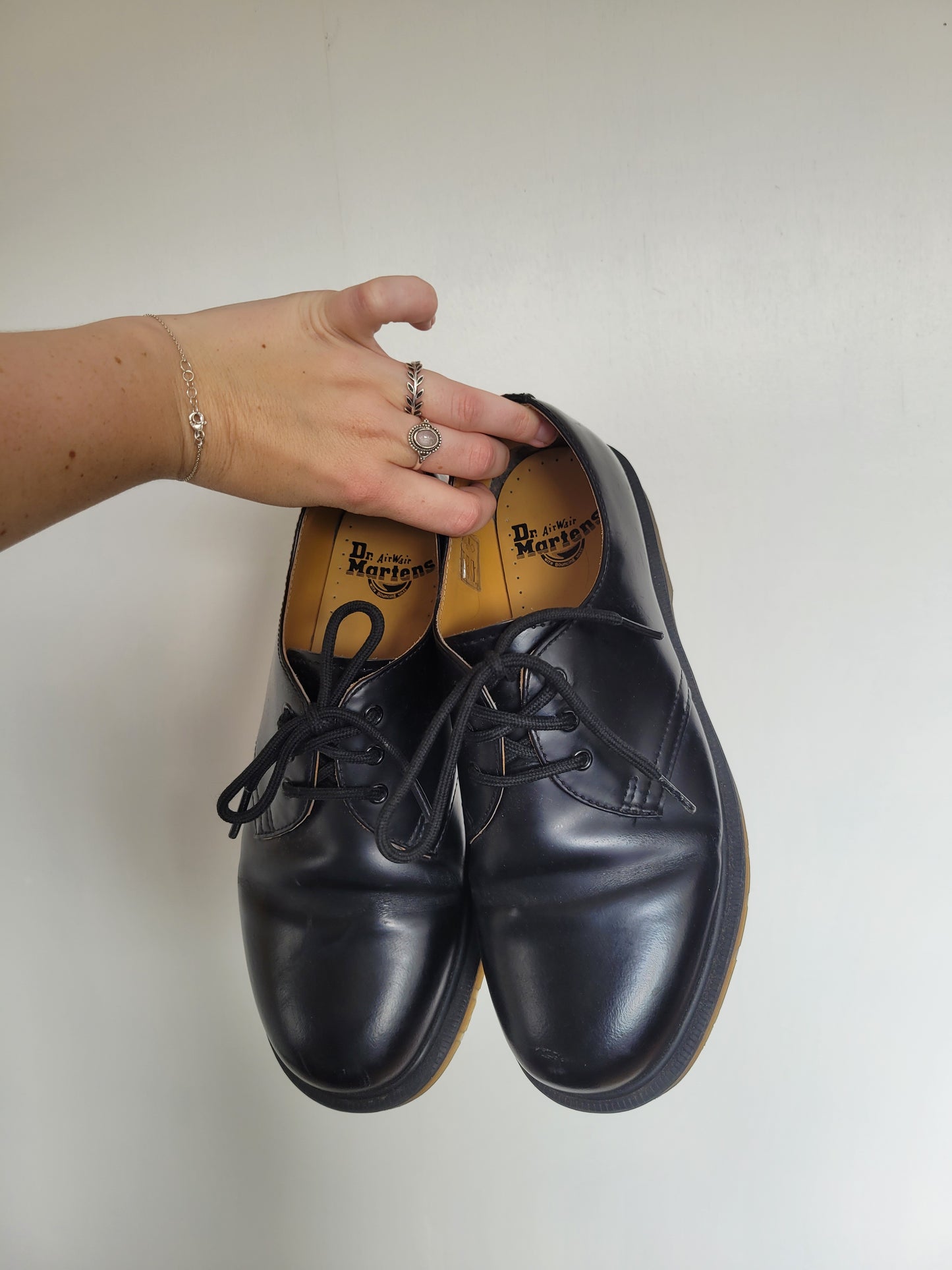 Ink & Soles - lage Dr. Martens in lakzwarte kleur - maat 39