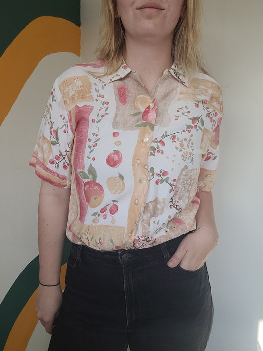 Peaches! - vintage blouse met pastelkleurige patronen en perzik afbeeldingen - maat M