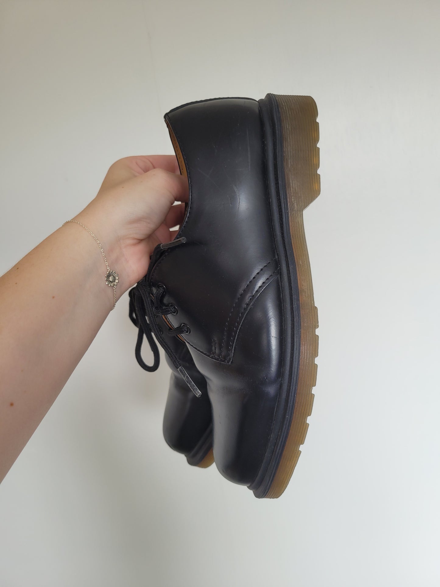 Ink & Soles - lage Dr. Martens in lakzwarte kleur - maat 39