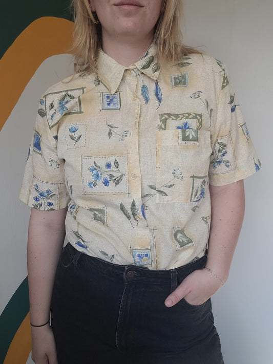 Don't Forget Me - lichtgele vintage blouse met blauw bloemen patronen - maat S/M