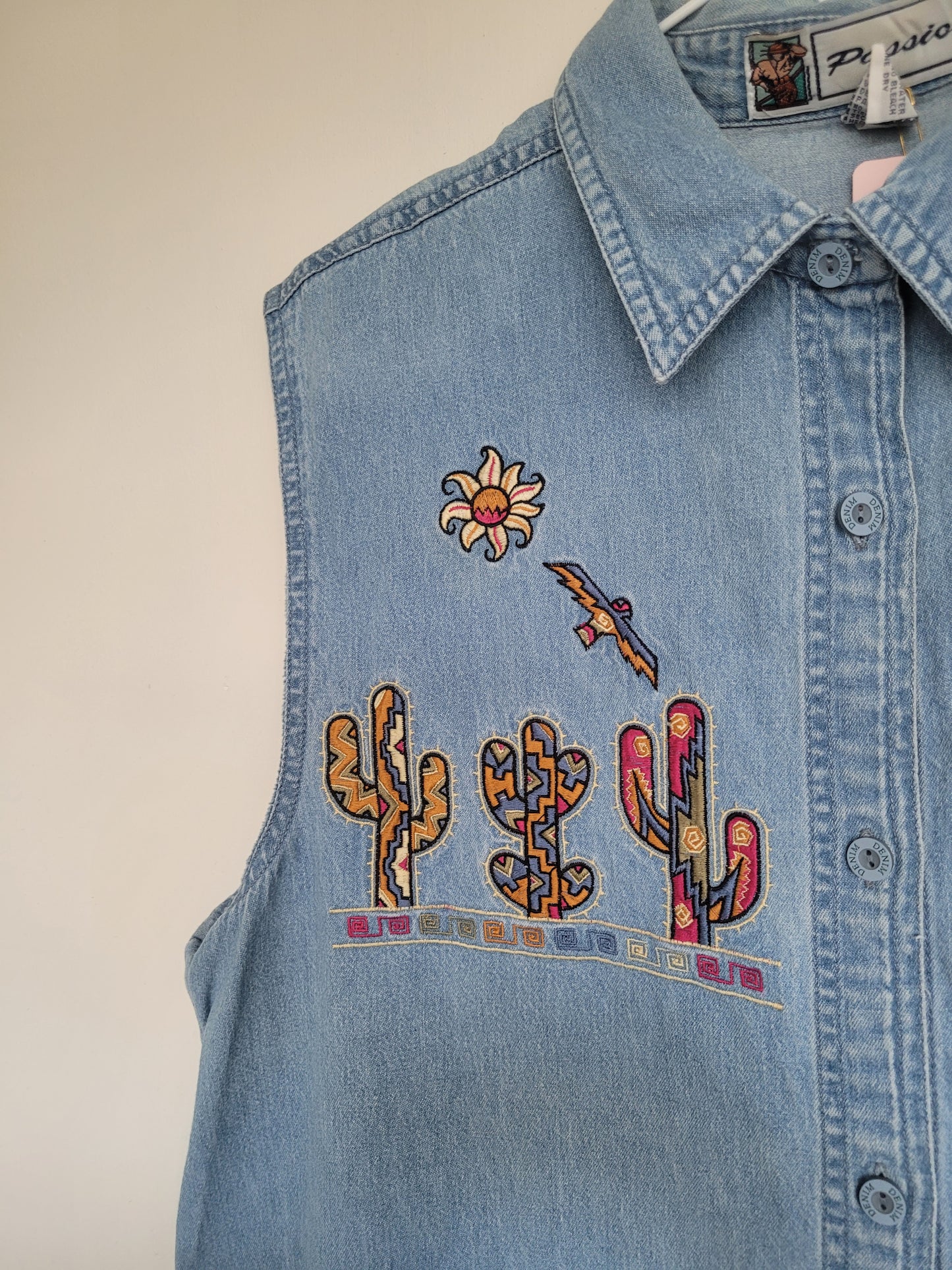 Sunset Stitch 🌞 - vintage denim gilet/blouse met geborduurde cactussen - maat M/L/XL