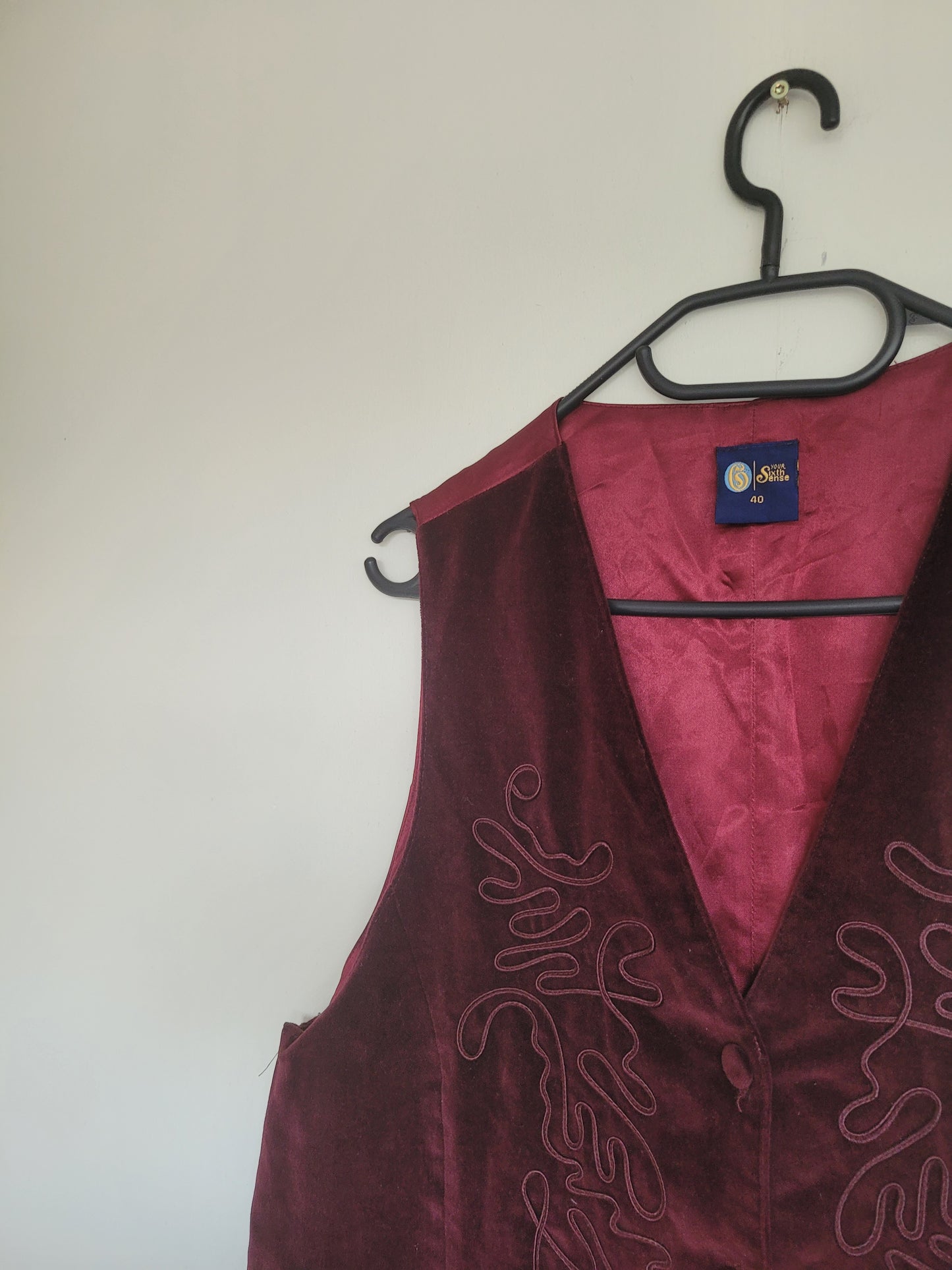 Velvet Sundown 🍷- vintage dieprood gilet van velvet stof - maat L