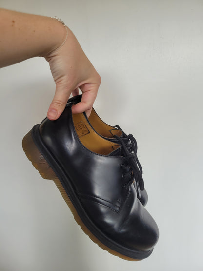Ink & Soles - lage Dr. Martens in lakzwarte kleur - maat 39