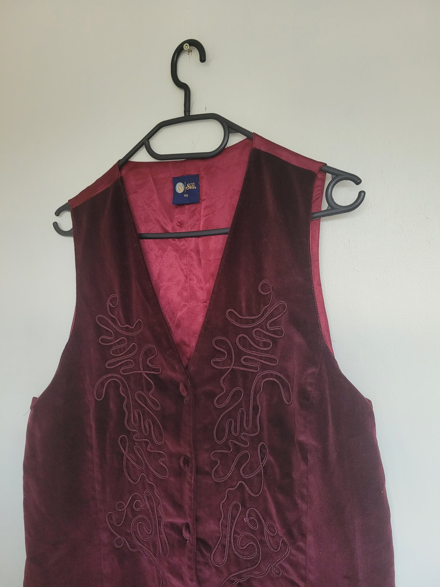 Velvet Sundown 🍷- vintage dieprood gilet van velvet stof - maat L