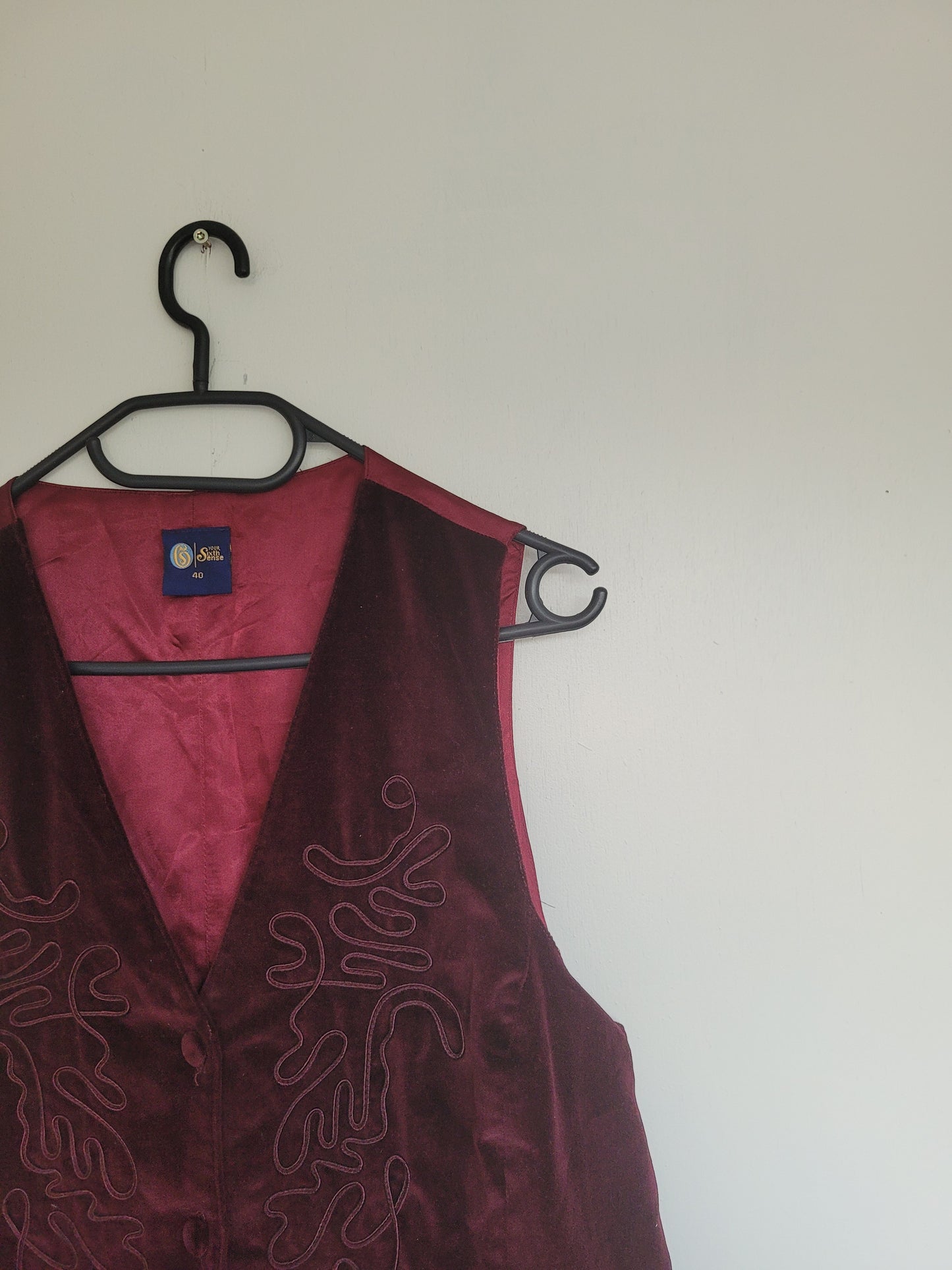 Velvet Sundown 🍷- vintage dieprood gilet van velvet stof - maat L