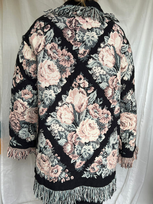 Rose Reverie - vintage tapestry jas met lichtroze rozen patroon - oversized vanaf maat M, te dragen tot XL/XXL