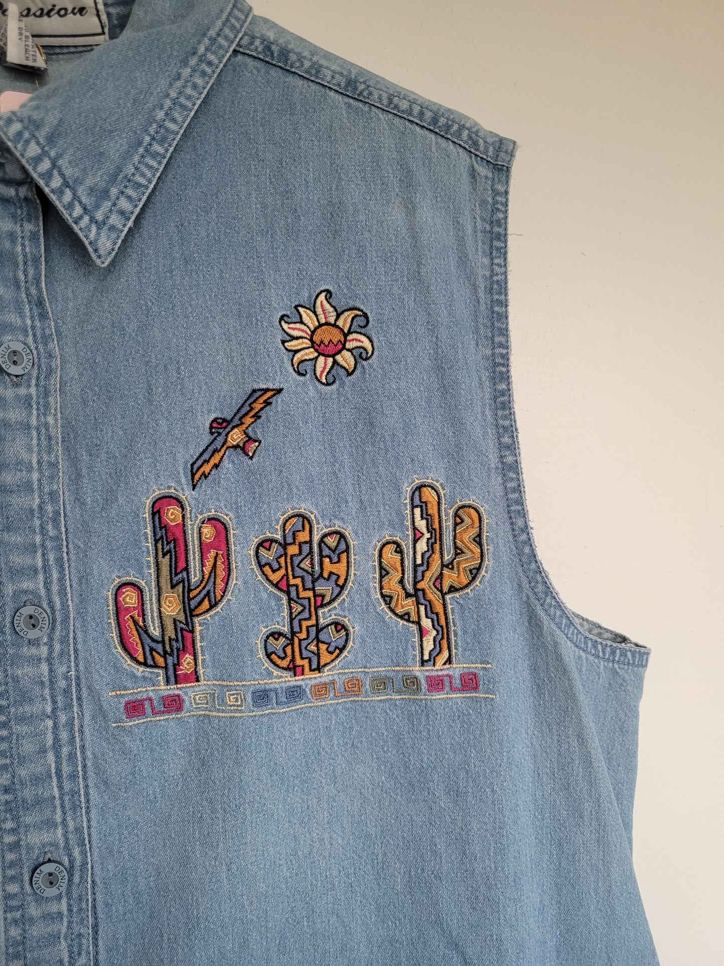 Sunset Stitch 🌞 - vintage denim gilet/blouse met geborduurde cactussen - maat M/L/XL