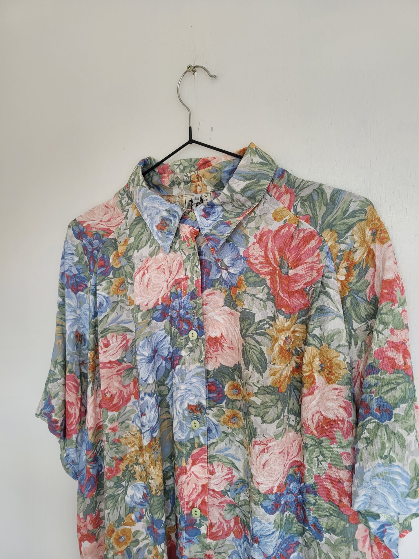 Like a Painting - vintage blouse met opvallend, maar zacht, bloemenpatroon - maat L
