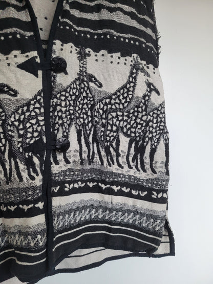 The Quiet Safari 🦒 - vintage tapestry bodywarmer met giraffes / safari afbeelding - maat L